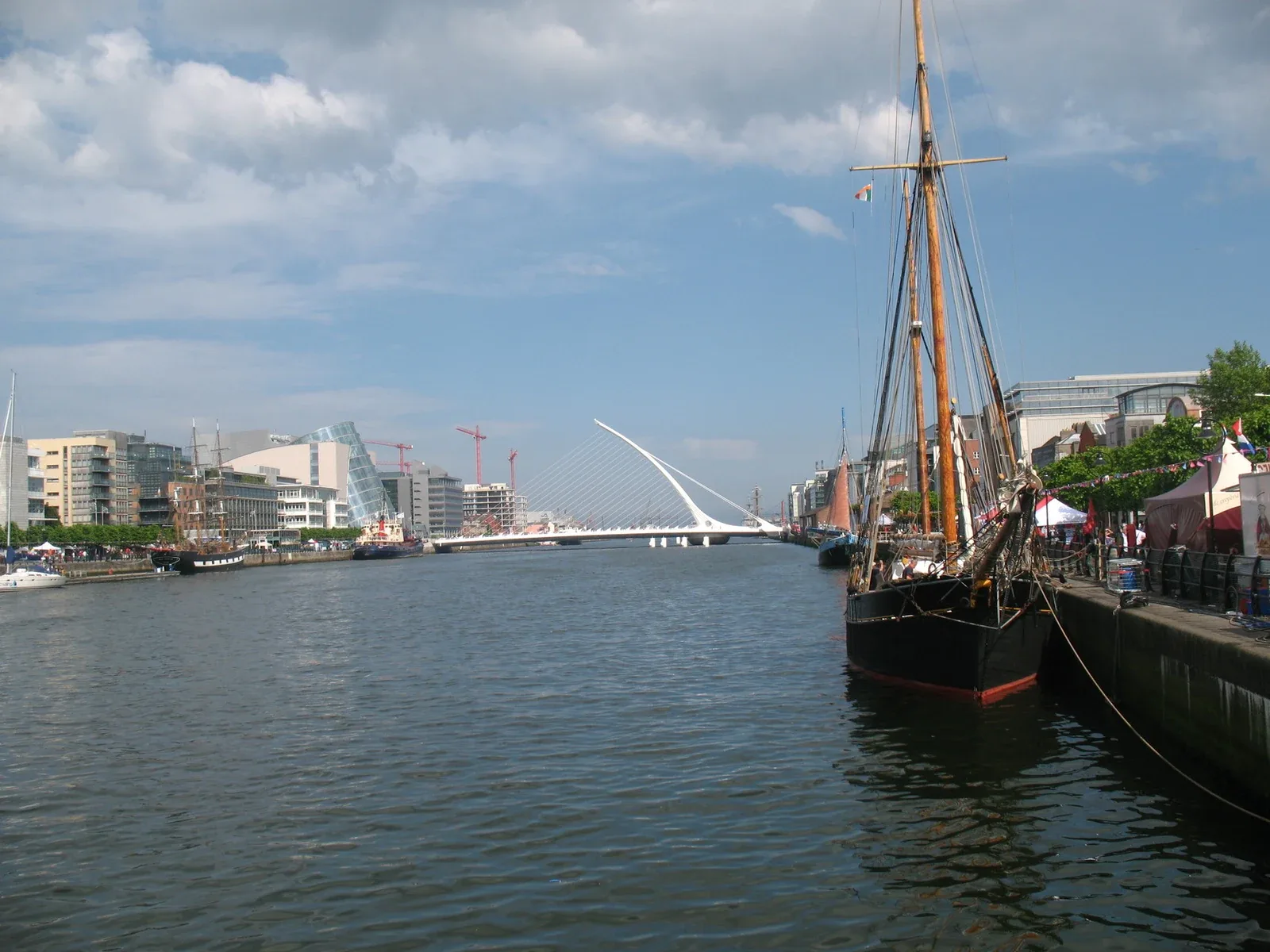 O Liffey e a ponte Samuel Beckett, Dublin